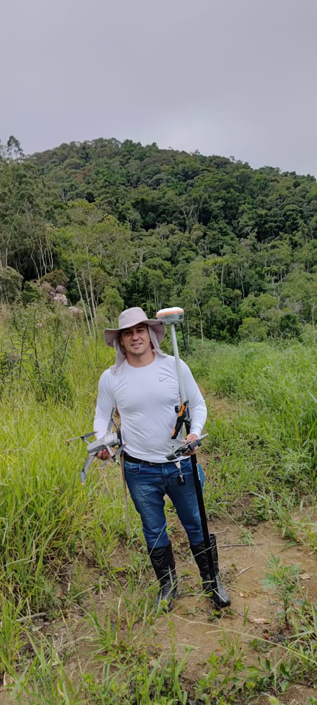Georreferenciamento em área de mata com GNSS RTK e drone